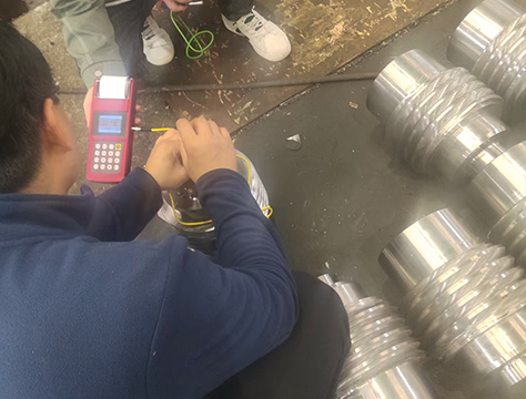 里氏硬度計使用現(xiàn)場(圖1)